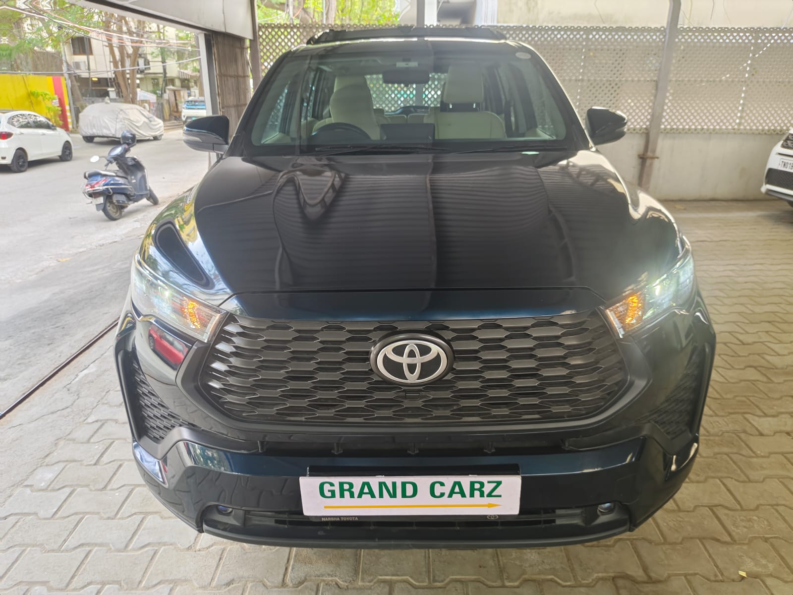 Toyota INNOVA HYCROSS G